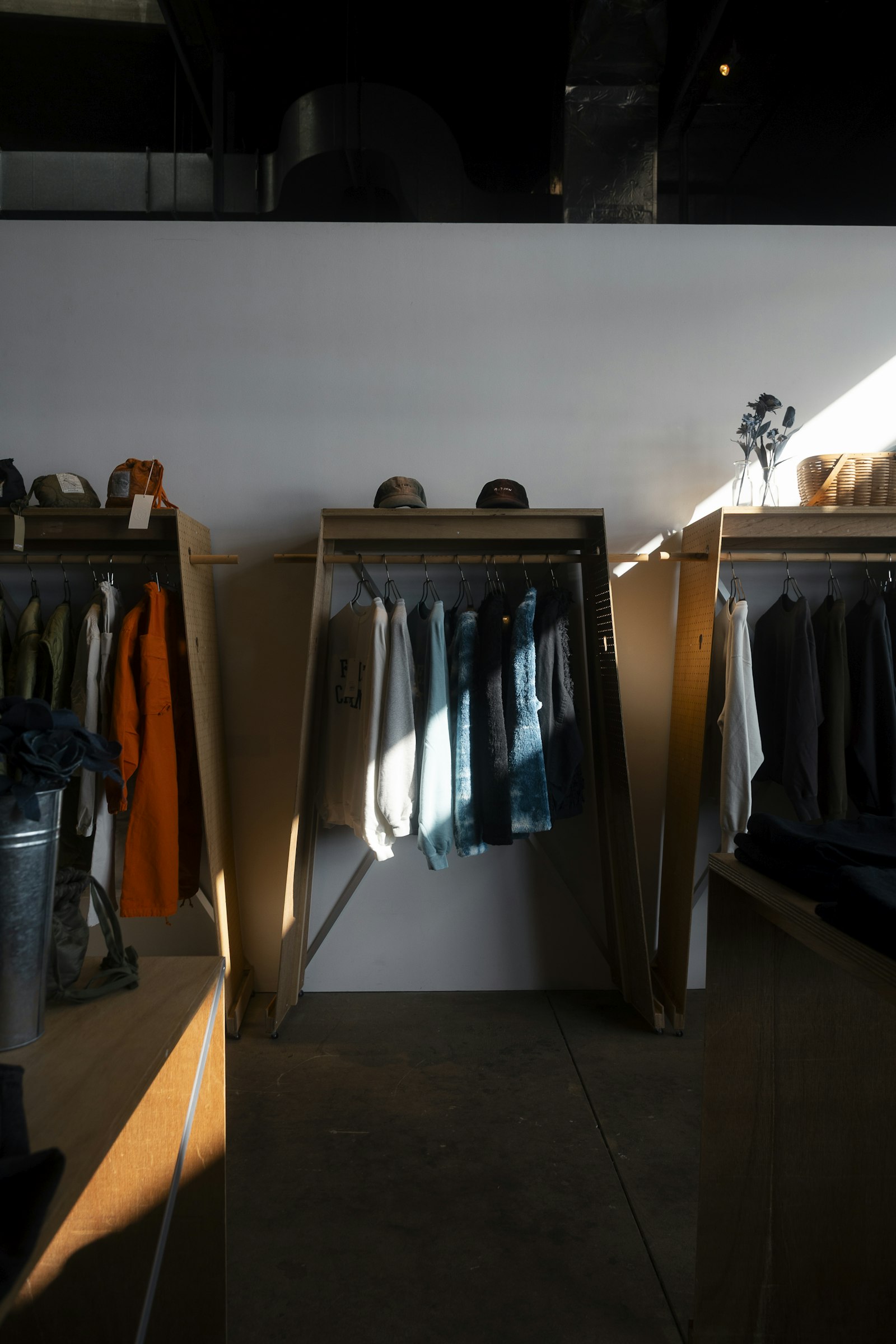 Interior de loja de roupas, representando o universo do varejo de moda
