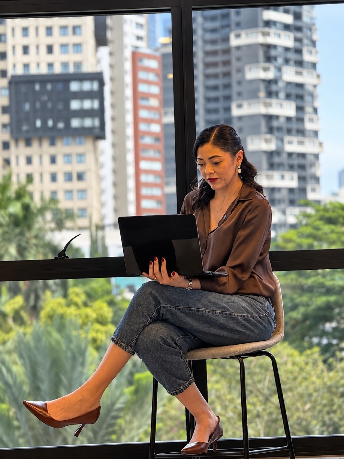 Jessyka Dumont trabalhando no notebook